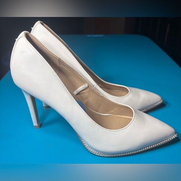 BCBGeneration Hallix Chain Detail Pumps Shoes White & Silver Womens Size 7.5 EPC - Picture 3 of 11